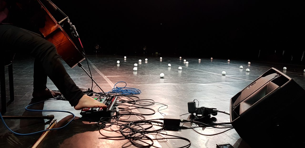 Loop Station und Synthesizer im Studio