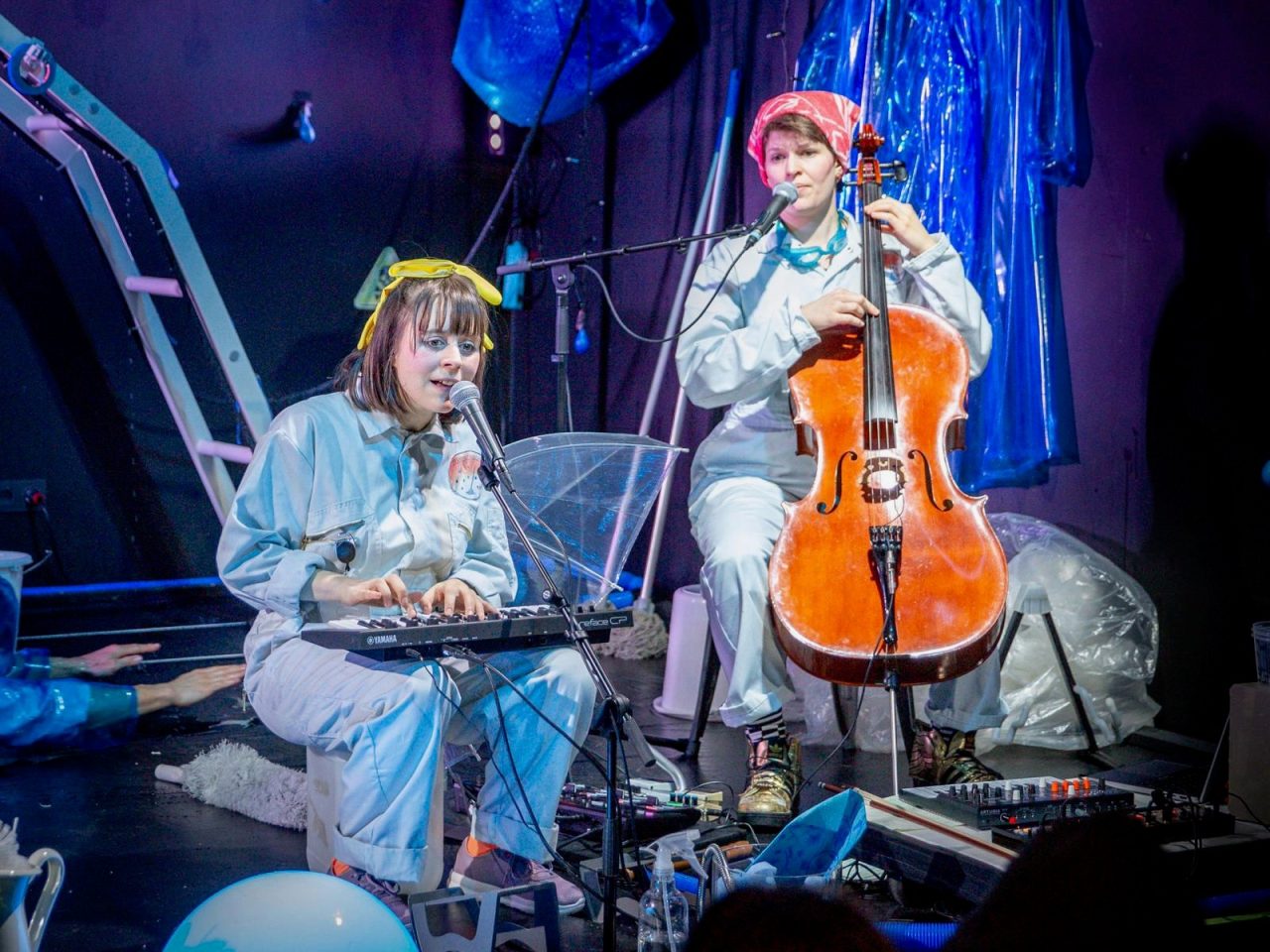 Mali Moha bei einer Theaterproduktion auf der Bühne